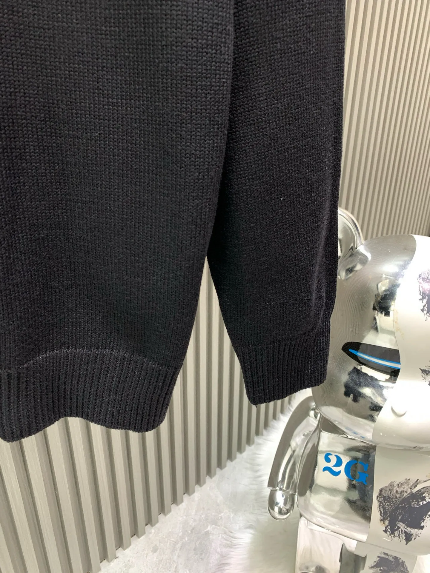 🅿️360 🀄️ Louis Vuitton Louis Vuitton Sun Beaded Woolen Pullover Official website price: 33200￥ (2315T) Purchase the original version for coloring [1:1 coloring and final dyeing] The color similarity is as high as 98%. The wool is woven with customized [70% premium goat hair]. The thermal performance of woolen wool fabric is very good due to the natural warmth of wool fiber. Woolen wool fabrics can keep you warm in the cold winter. In addition, woolen wool fabrics have good breathability and will not feel stuffy even in humid environments. Secondly, woolen wool fabrics are also very soft and comfortable. Due to the natural softness of wool fibers, woolen wool fabrics feel very soft and comfortable to wear. In addition, the texture of woolen wool fabrics is also very soft and will not irritate the skin. This hot drill is extremely heavy-duty. There are [6 sets of cannonballs of different sizes] on it, so it is particularly easy to move, so it can only be placed separately by hand. The beads are individually [manually positioned] from large to small, and finally they are bonded and drilled. The process is extremely complicated and cumbersome. The material used for the beads is very strong and the hard buckles will not fall off. The quality is very high.